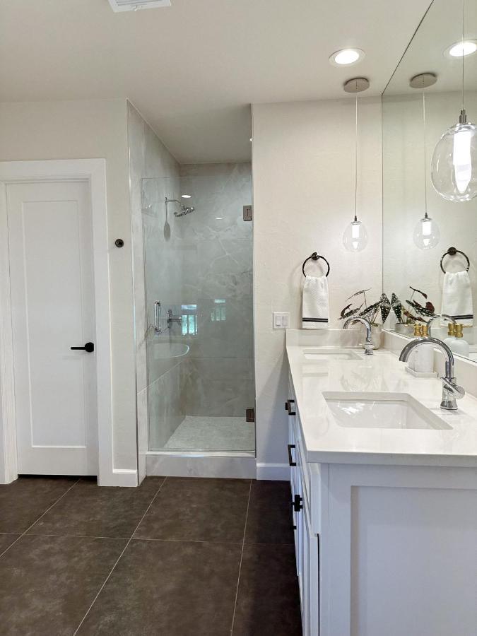 Newly Renovated 4B, 2.5 Bath Lakefront Home With South Grand Lake Views And Dock Vinita Exterior foto